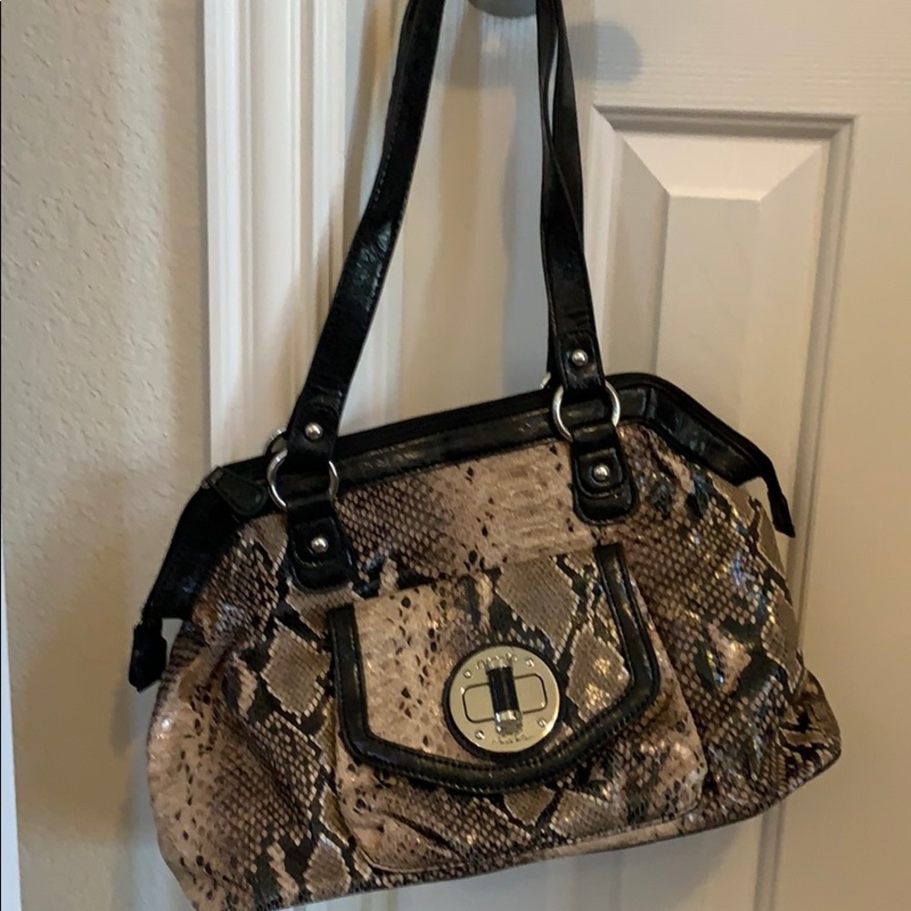 Woman’s Nicole handbag